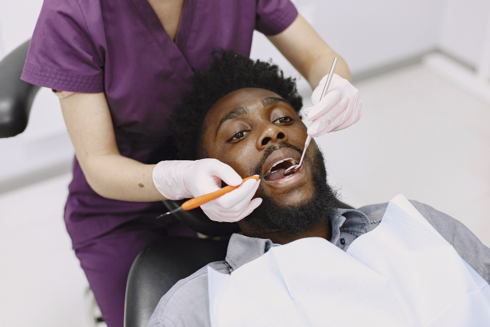 Image of dentist with patient. 