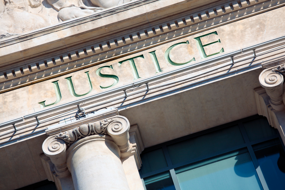 Image of the front of a law courthouse. 