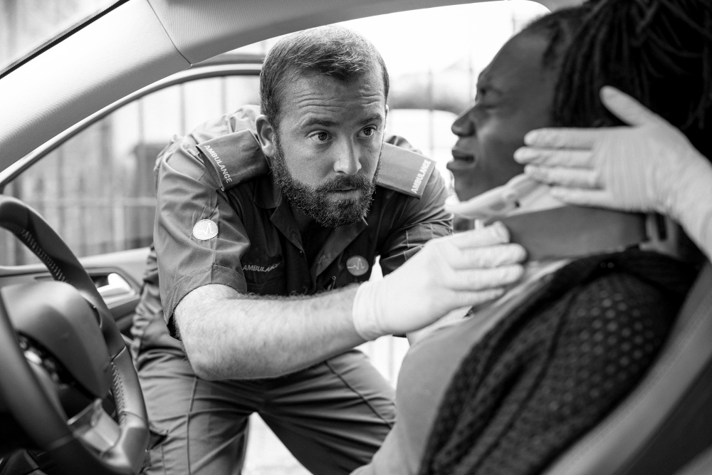 Image of a paramedic student with an injured person. 